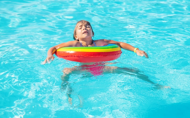 Une petite fille nageant dans la piscine