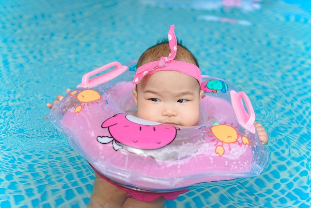 Petite fille nageant sur la piscine