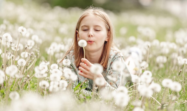 Petite fille à la nature