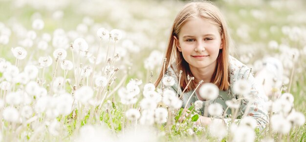 Petite fille à la nature