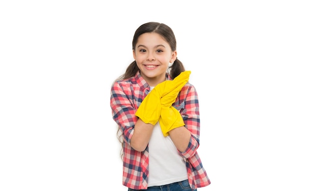 Petite fille nettoyant dans des gants en caoutchouc enfant propre maison dans des gants en latex Gants jaunes pour nettoyer la maison temps de concept de ménage pour le lavage Publicité de fournitures de nettoyage