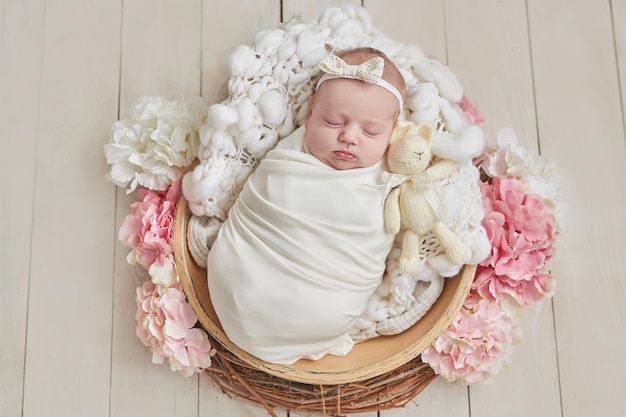 Petite fille nouveau-née en fleurs Enfant en bonne santé Maternité et parentalité heureuses