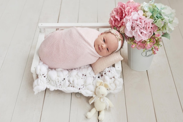 Petite fille nouveau-née en fleurs Enfant en bonne santé Maternité et parentalité heureuses
