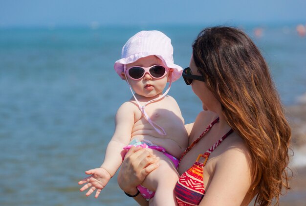 Petite fille nouveau-née jouant avec maman.