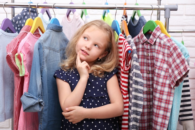 Photo petite fille et nouveaux vêtements