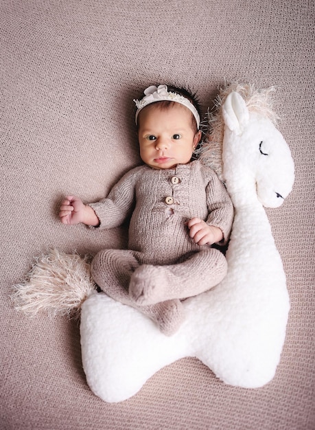 Une petite fille nouvellement née pose et sourit.