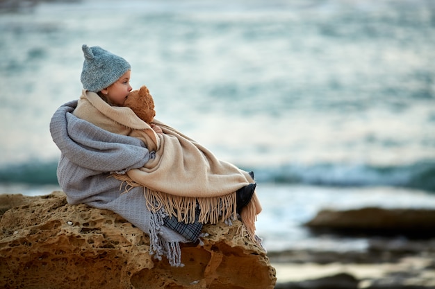 Petite fille, à, ours peluche, séance plage