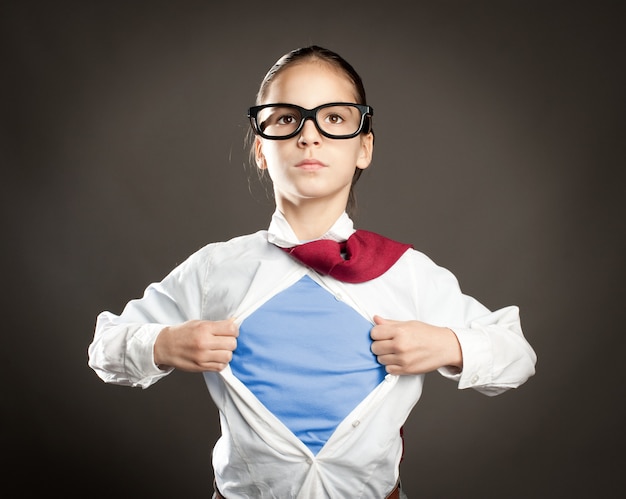 petite fille ouvrant sa chemise comme un super-héros