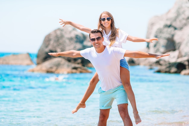 Petite fille et papa heureux s'amusant pendant les vacances à la plage