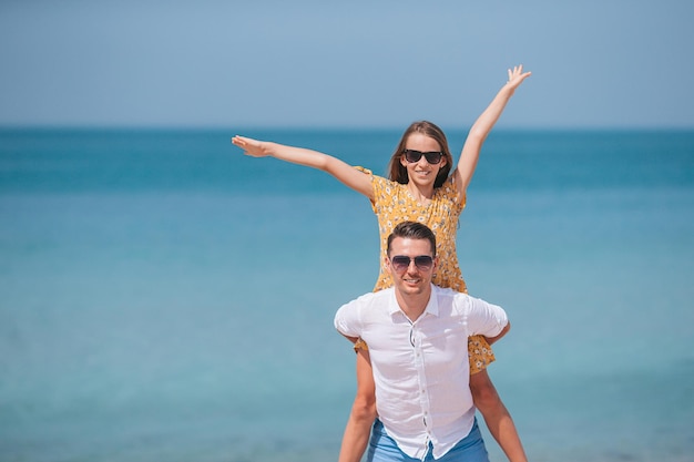 Petite fille et papa heureux s'amusant pendant les vacances à la plage