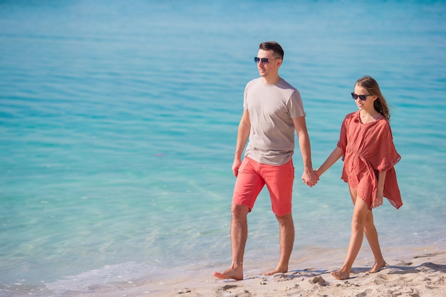 Petite fille et papa heureux s'amuser pendant les vacances à la plage