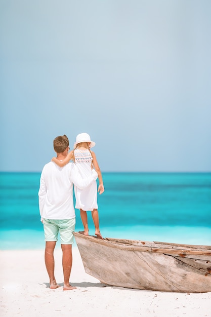 Petite fille et papa heureux s'amuser pendant les vacances à la plage