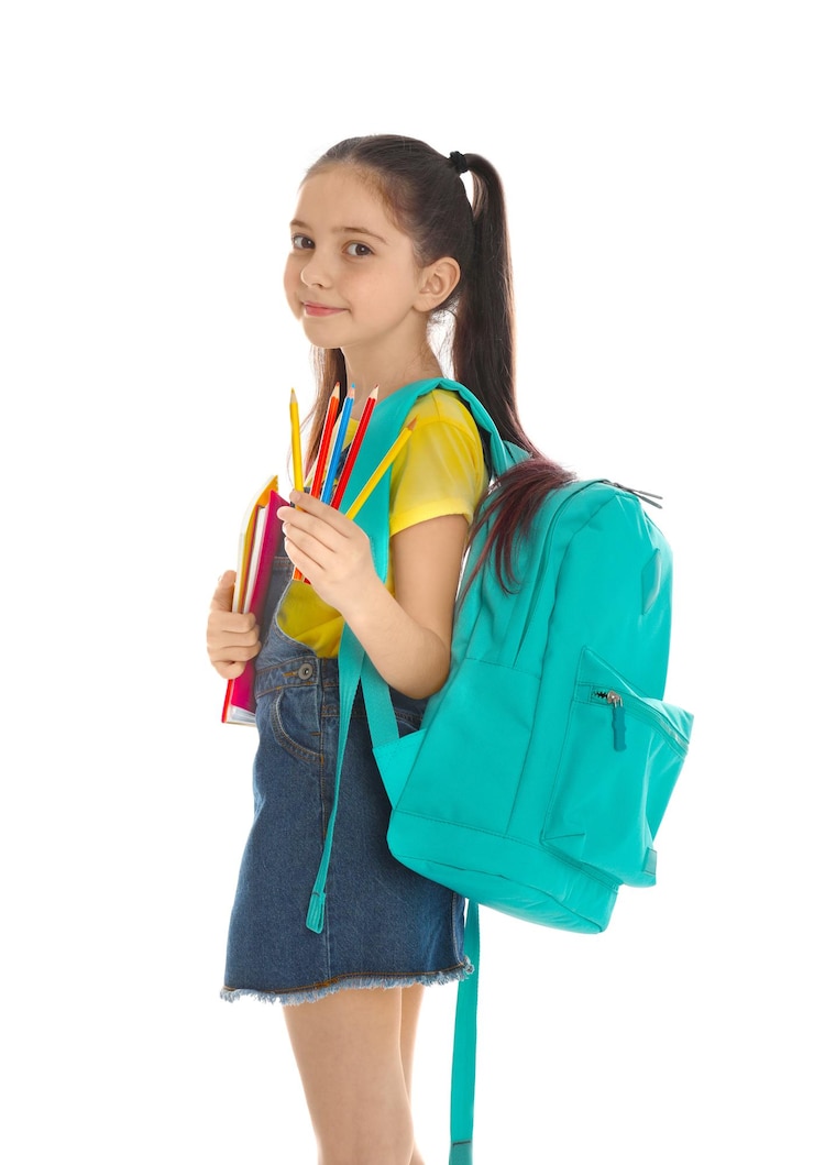 Photo petite fille avec papeterie scolaire sur fond blanc