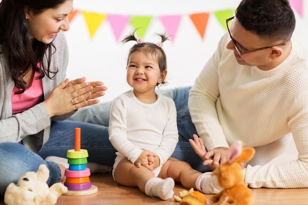 Photo une petite fille avec des parents qui applaudissent