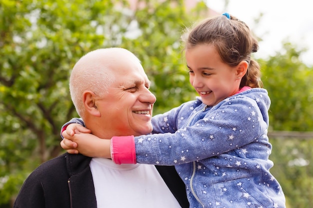 Petite fille passant du temps avec son grand-père dans le parc.