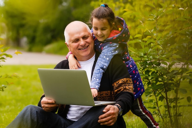 Petite fille passant du temps avec son grand-père dans le parc.