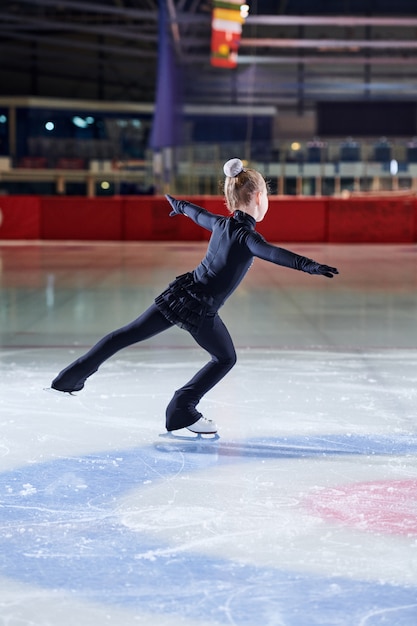 Photo petite fille de patinage artistique