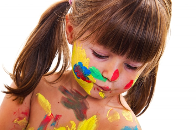 Photo petite fille peignant avec un pinceau et des peintures colorées