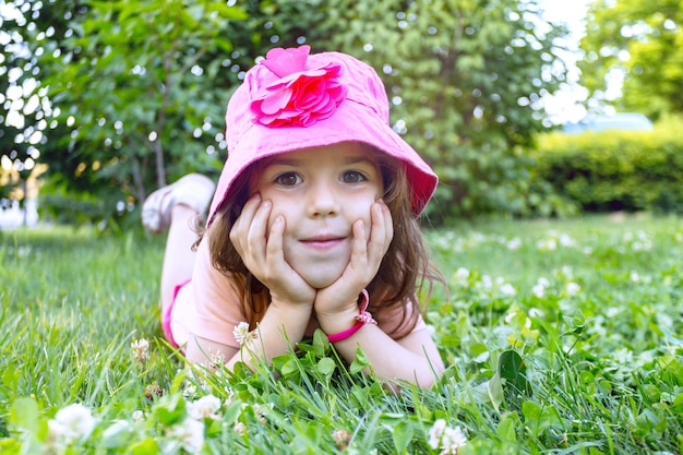 Photo petite fille sur la pelouse