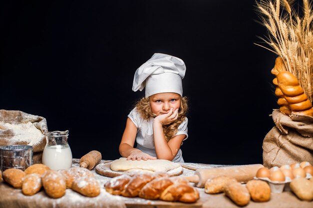 Petite fille, pétrir, pâte, table