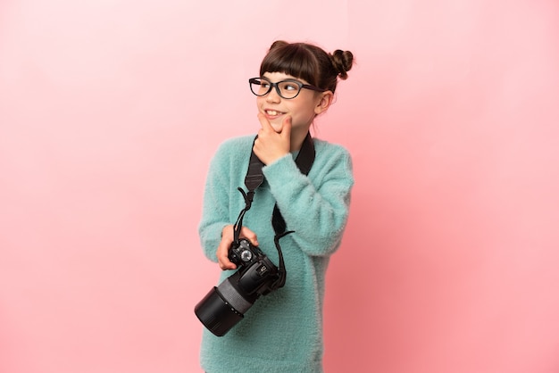 Petite fille photographe isolée