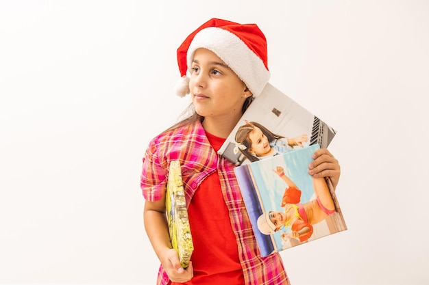 Petite fille avec des photos sur toile A Noël