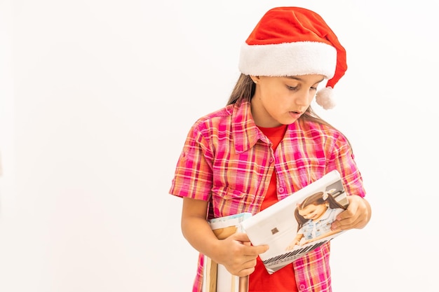 Petite fille avec des photos sur toile A Noël