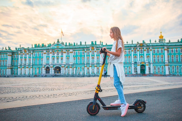 Petite Fille à La Place Du Palais, Saint-pétersbourg, Russie