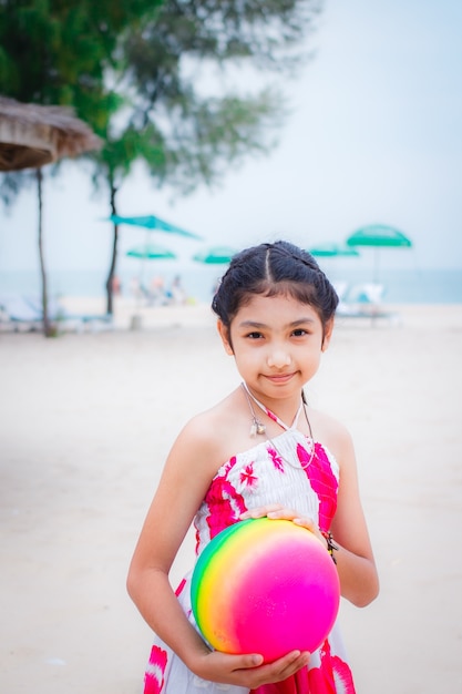 Petite fille sur la plage en journée d&#39;été.