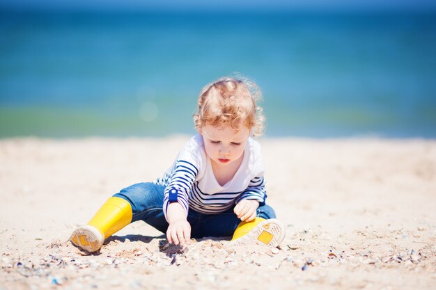 Petite fille à la plage de sable