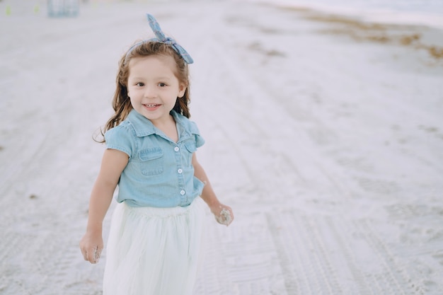 Petite fille sur la plage