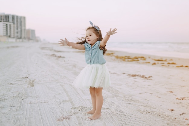 Petite fille sur la plage