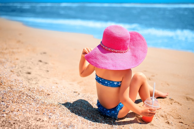 Petite fille, sur, plage