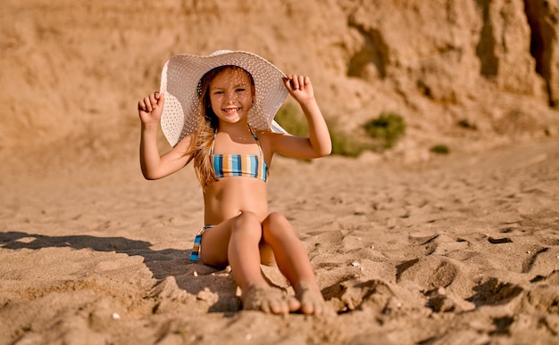 Petite fille sur la plage