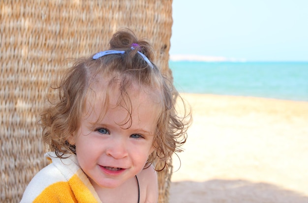 Petite fille sur la plage