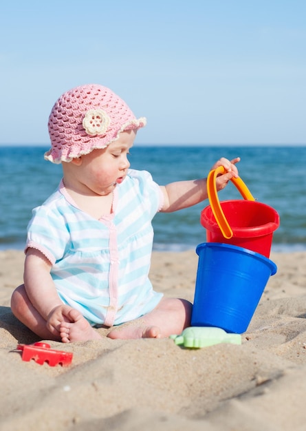 Petite fille sur la plage