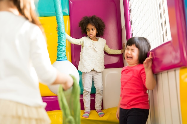 Photo petite fille en pleurs dans la salle de jeux