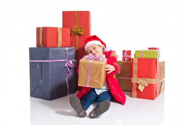 Petite fille avec plusieurs cadeaux. Concept de noel