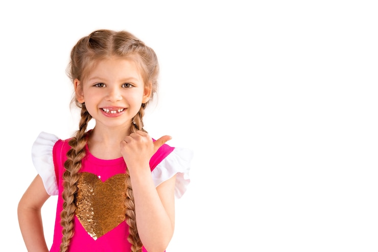 Photo une petite fille pointe son doigt sur votre annonce