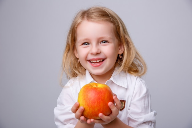 Petite Fille à La Pomme Rouge Sur Blanc