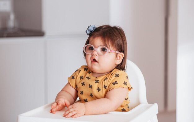 petite fille portait des lunettes jouant avec des jouets