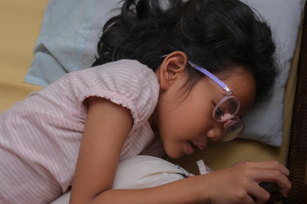 Photo une petite fille portant des lunettes antiradiations jouant à un jeu sur des gadgets