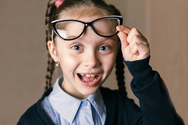 Petite fille portant des lunettes