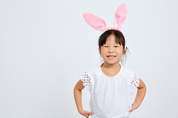 Petite fille portant des oreilles de lapin de Pâques