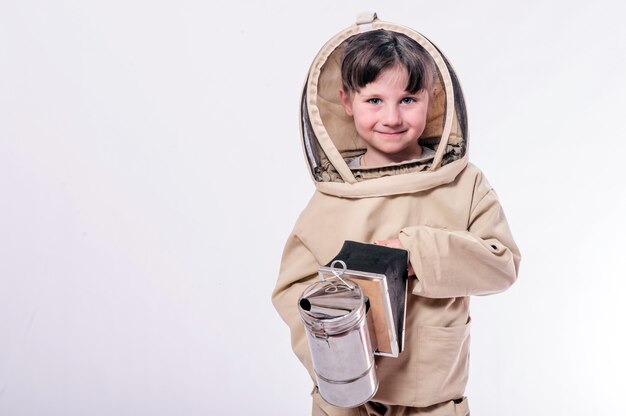 Une petite fille porte en costume d'abeille en studio fond blanc.