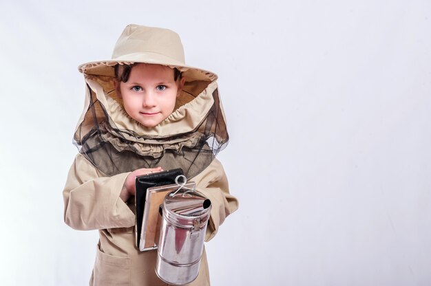 Une petite fille porte un costume d'abeille surdimensionné en studio sur fond blanc.