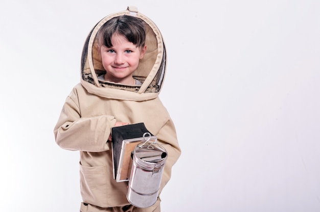 Une petite fille porte un costume d'abeille surdimensionné en studio sur fond blanc.