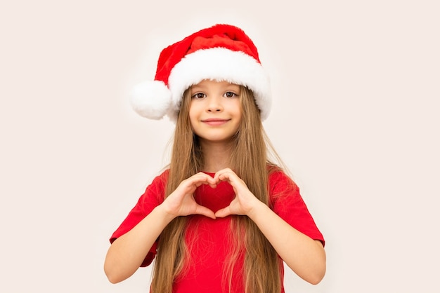 Une petite fille posant dans un chapeau de Noël.