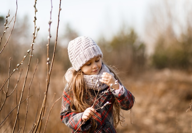 Petite fille posant dans la forêt