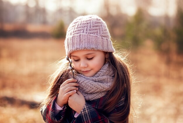 Petite fille posant dans la forêt